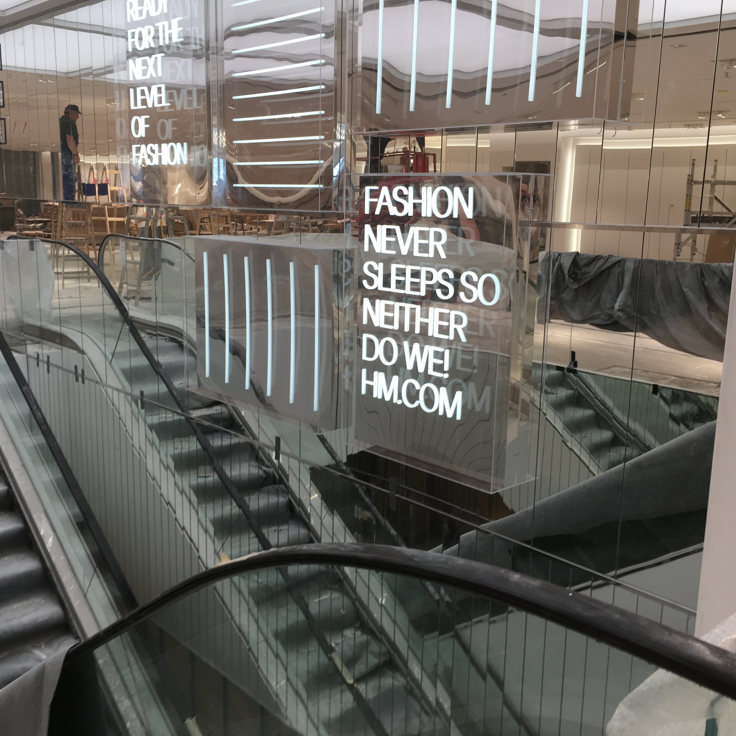 Zdjęcie lustrzanej ściany wykonanej w salonie H&M